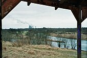 Mündung in die Saale, im Hintergrund das Braunkohlekraftwerk der E.ON AG in Schkopau