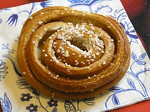 Svensk kanelbulle med pärlsocker.