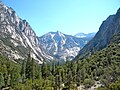 Kings Canyon Ulusal Parkı bir yürüyüş patikasından Kings Canyonu vadisi