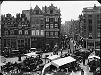 Nieuwmarkt 19–27 (v.l.n.r.). Gezien vanaf de Waag. Rechts: ingang Sint Antoniesbreestraat; 1890