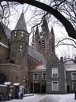 Gezicht vanuit het zuidwesten op het Agathaklooster. Op de achtergrond is de toren van de Oude Kerk goed te zien. Op de voorgrond de kloosterkapel, de latere Waalse Kerk.