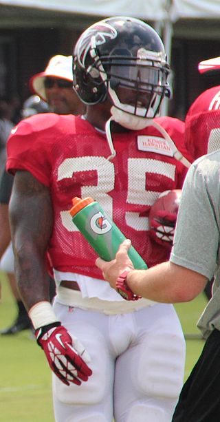 <span class="mw-page-title-main">Antone Smith</span> American football player (born 1985)