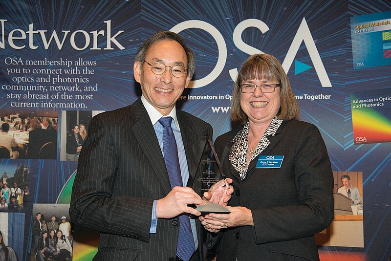 Photograph of Donna Strickland presenting Steve Chu with the Advocate of Optics Award at The Optical Society's leadership meeting in 2013