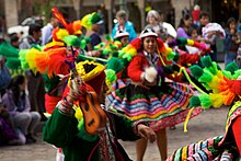 Description de l'image Peru - Cusco 084 - traditional Andean dance fiesta (6997039776).jpg.