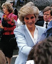 Dua istri Charles: Diana Spencer (kiri) dan Camilla Shand (kanan)