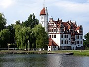 Il castello e il lago circostante