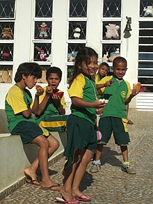 Schoolchildren eat lunch.jpg