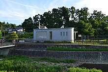 Shinkyu-Daigaku-mae Station, ekisha.jpg