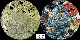 Mikroskobik görünümdeki meteorit (ölçek: 0,1 mm (1⁄250 in))