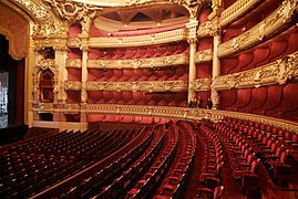 L’orchestre, le balcon et les loges du côté cour