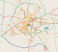 Mapa konturowa Bengaluru, blisko centrum u góry znajduje się punkt z opisem „Bazylika św. Marii”