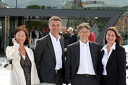 bilde av Jens Stoltenberg og Ingrid Schulerud sammen med Bill og Melinda Gates