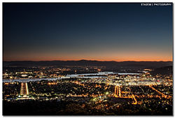 Canberra med det gamle og det nye parlament i midten set fra Mount Ainslie