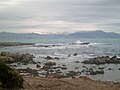 Vue des montagnes au-dessus de Nice depuis le cap d'Antibes.