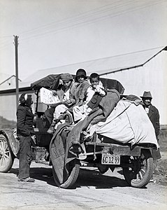 ABD'nin Kaliforniya eyaletinde göçmen kampına giden göçmenler ve çocukları (Dorothea Lange, Mart 1935). (Üreten: Dorothea Lange)