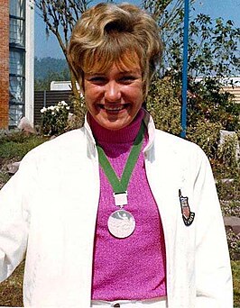 Lillian Board in Mexico met de zilveren medaille, die zij op de 400 m veroverde.