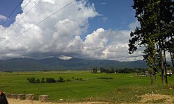 जलजले नामक क्षेत्र से उदयपुर में महाभारत पहाड़ी श्रृंखला के एगो नजारा। नजारा में धान के खेत भी लौक रहल बा।