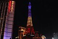 照上法國國旗色彩的鐵塔（2020年攝）
