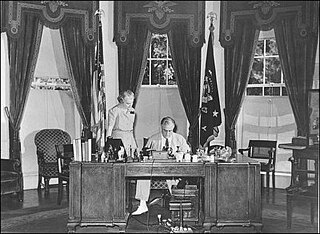 <span class="mw-page-title-main">Hoover desk</span> Oval Office desk