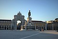 La statue équestre de Joseph Ier et derrière l'Arc de triomphe de la rue Augusta.