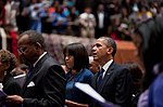باراك أوباما وزوجته ميشيل أوباما خلال صلاة في الكنيسة السوداء.