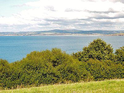 La badia de Douarnenez vista des de Plomarc'h en Douarnenez. Al fons, Ménez Hom (Menez C'homm)