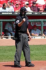 Umpire de baseball indiquant une prise.