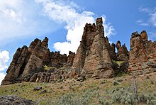 Palisades at the Clarno Unit of the monument Clarno palisades 2.jpg