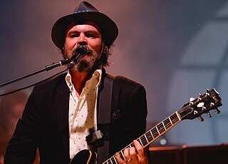 <span class="mw-page-title-main">Gaz Coombes</span> British singer and guitarist