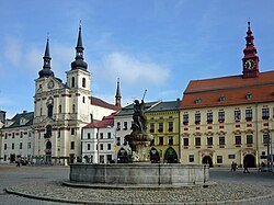 Masarykovo náměstí s kostelem sv. Ignáce, radnicí a kašnou