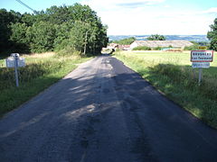 D 221 desservant le lieu-dit des Taureaux