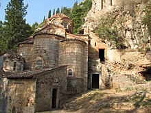 photographie couleurs : un bâtiment religieux creusé dans la roche