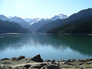 Blick über den Himmelssee zum Bogda Feng