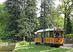 Rotterdamse tram onderweg in het Openluchtmuseum.