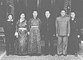 Püntsog Wangyal tweede van rechts, in 1955 geboren op 25 oktober 1922