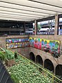 Vista de um dos jardins suspensos da Estação Marechal Deodoro, ornamentado com o painel Aspectos das Populações Brasileiras II, do pintor Gontran Guanaes Netto.