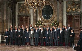 The 1987 meeting of the European Council. (Thatcher stands in front, sixth from left.) Bundesarchiv B 145 Bild-F075760-0010, Brussel, Sitzung des Europarates.jpg