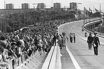 Invigningen 21 augusti 1966, söderut i höjd med Gröndal, Nybodahöjden i fonden