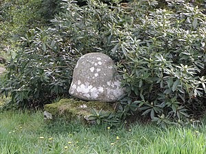 La stèle basse près de la chapelle Notre-Dame de Crénénan.