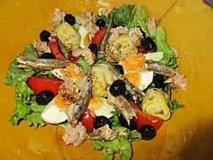 Salade niçoise à la sardine.