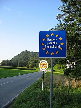 Deux panneaux indicateur sur une autoroute à deux voies.