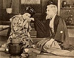 『神々の呼吸（英語版）』（1920年）。右は関操。