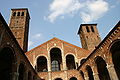 L'atrio con i due campanili. / The atrium and its twin church towers.