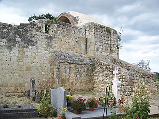 Ruines de la chapelle Saint-Lannes vues du petit cimetière.