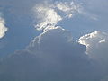 Cumulus congestus in de buurt van cirrocumulus (bovenaan)