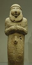 Estàtua petita d'un home barbut, probablement un rei-sacerdot, en pedra caliça. Període d'Uruk, any 3300 aC, Museu del Louvre