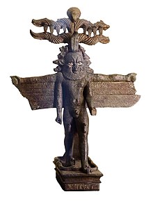 Bronzestatue eines bärtigen Mannes mit mehreren Armen, Flügeln, Hörnern und mehreren Tierköpfen, die an den Seiten seines Kopfes hervortreten.