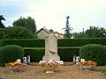 Le monument aux morts près de la mairie