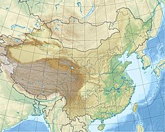 Mapa konturowa Chin, po lewej nieco u góry znajduje się czarny trójkącik z opisem „Hong Shan”