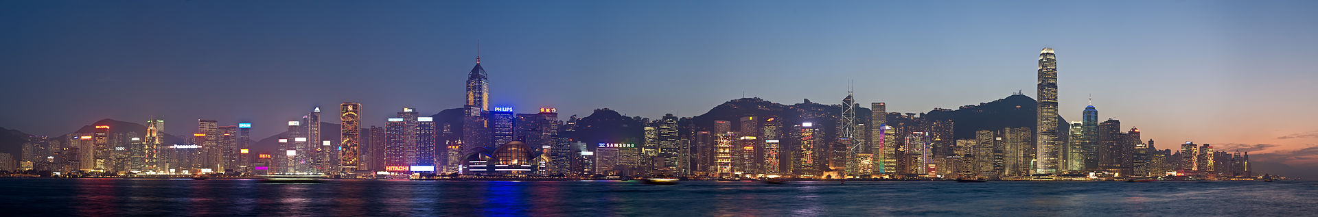 Panorama urbano da illa de Hong Kong á noite.